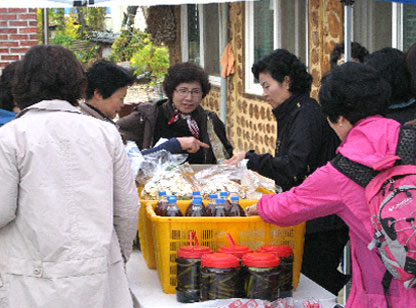 여성조직원들의 우수 농산물 판매